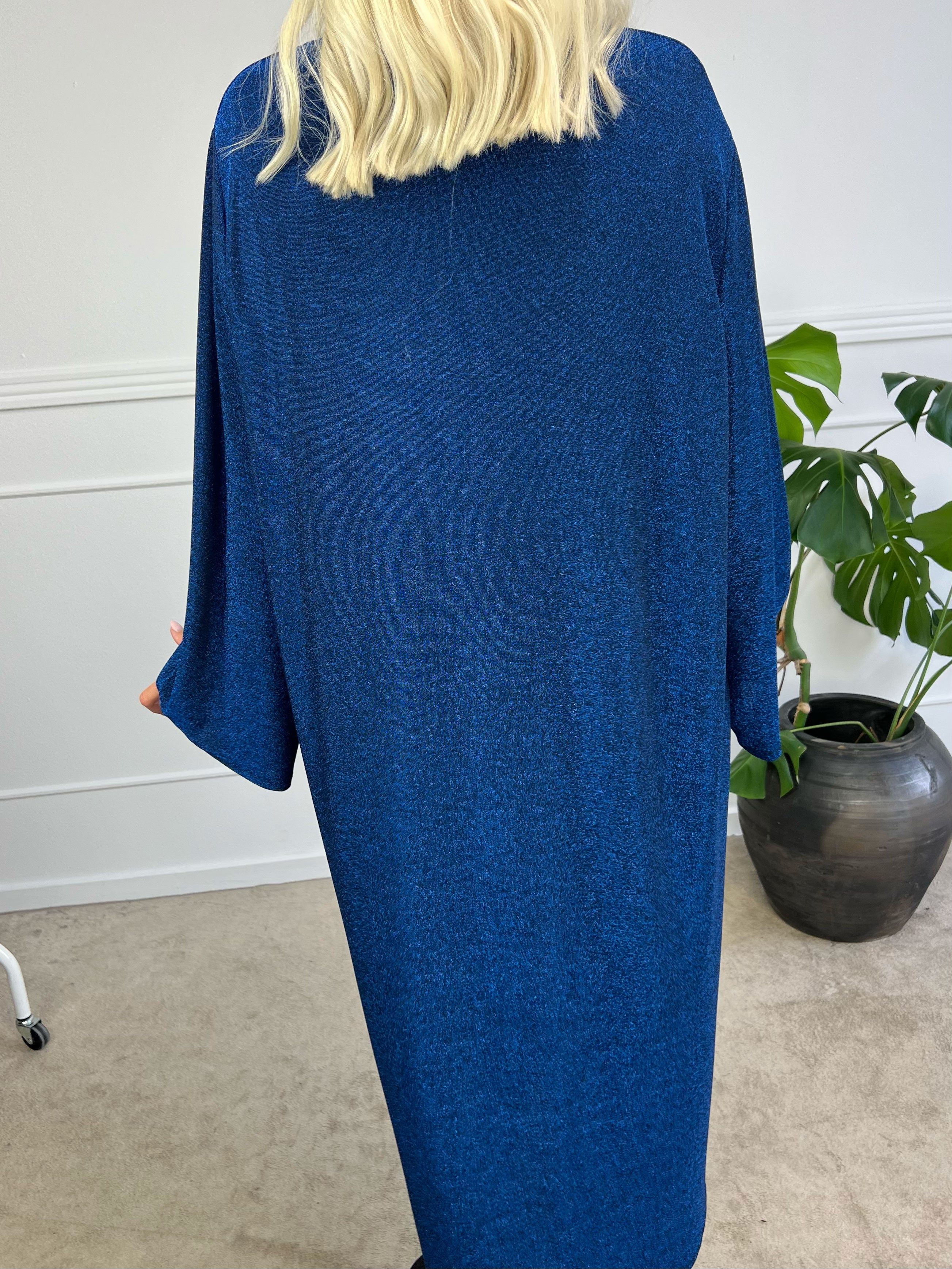 Damaris - Lang kjole i løs pasform med glimmertråde